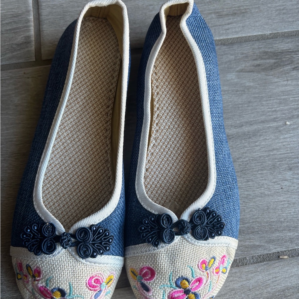 Floral Embroidered Blue and White Women's Shoes / SIZE 40